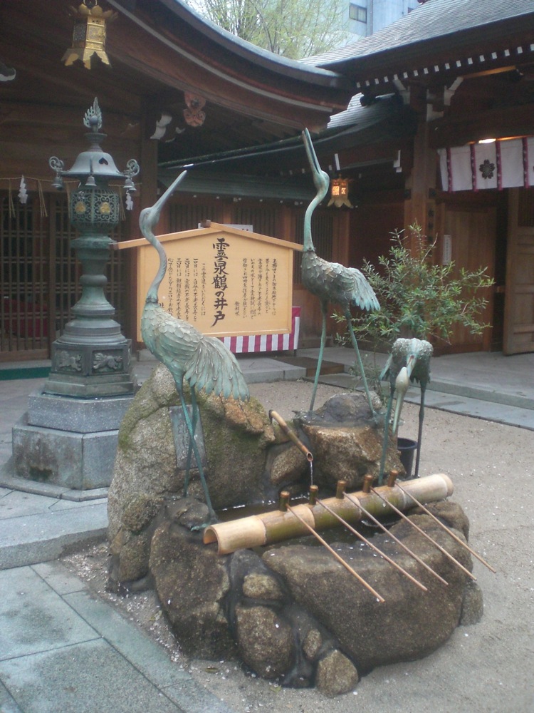 Voici une fontaine de purification comme on en trouve dans chaque temple ici. Celle-ci est décorée avec des statues de grues qu'on croise souvent dans la région