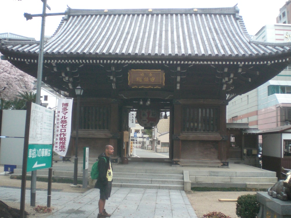 Et voici l'entrée du temple. Mais que fais ce touriste sur ma photo ?!