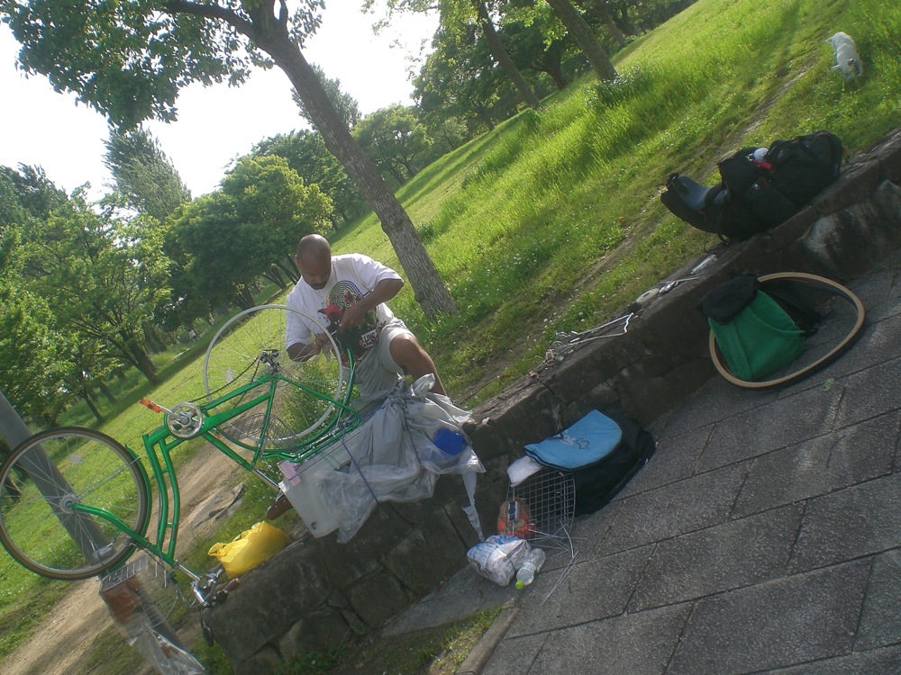 Arrivée à Osaka au parc Tsurumi (notre parc préféré, juste à côté de notre ancien appart): séance réparation du vélo de François: encore une fois, des rayons ont lâché à l'arrière et il faut tout démonter: pneu, chambre, roue, freins, dérailleur, pignons!