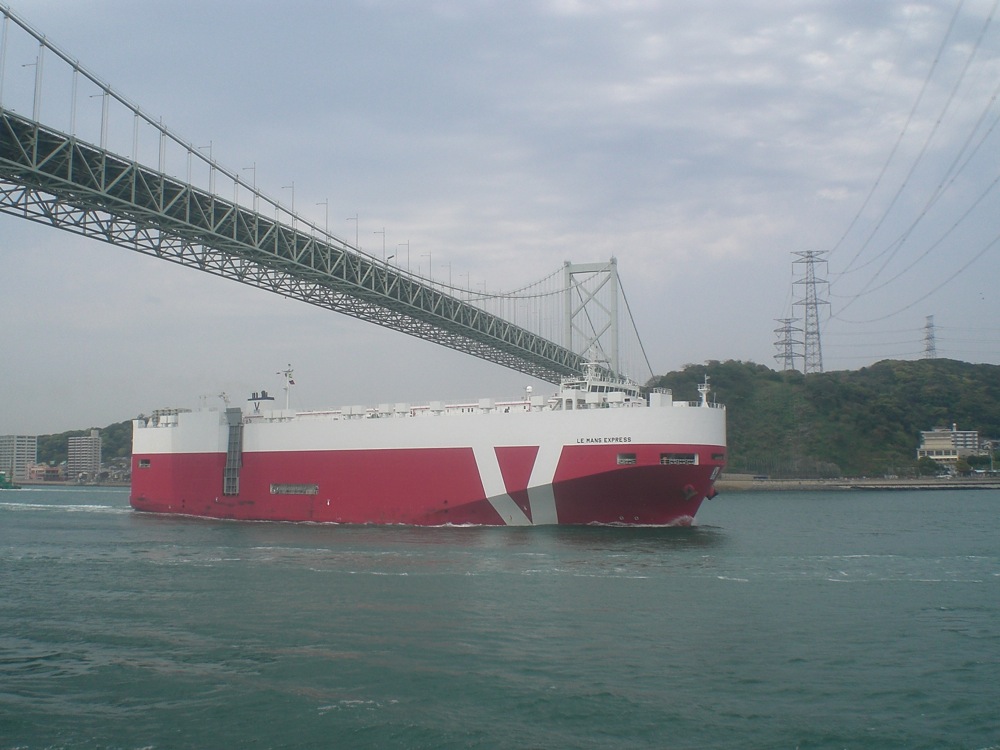 Lendemain matin, direction le tunnel sous la mer pour les piétons et les vélos. Sur la photo on voit le pont pour les voitures et le métro.