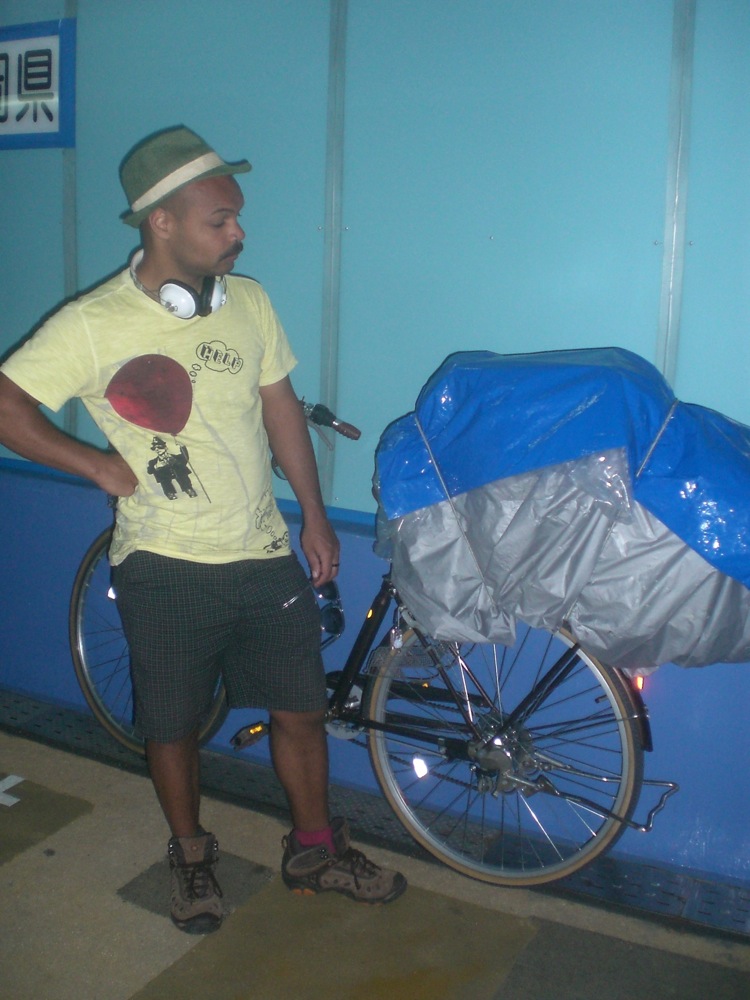 Dans le tunnel entre Kitakyushu et Shimonoseki, les vélos sont autorisés à condition de les pousser, mais pas les chiens. Saurez-vous retrouver notre Carlo ?! Un indice: suivez le regard de François...