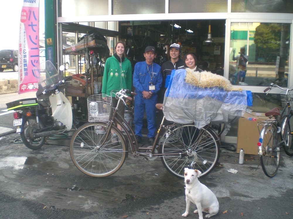 Photo avec les réparateurs de mon vélo. Chacun son tour... A qui la prochaine panne?!