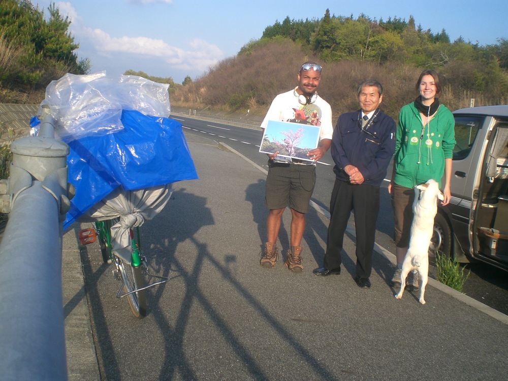 Cet homme s'est arrêté sur une aire de stationnement pour discuter, nous faire goûter son jus de myrtilles, nous proposer un hébergement, nous donner des gâteaux salés et des pansements de voltarène!