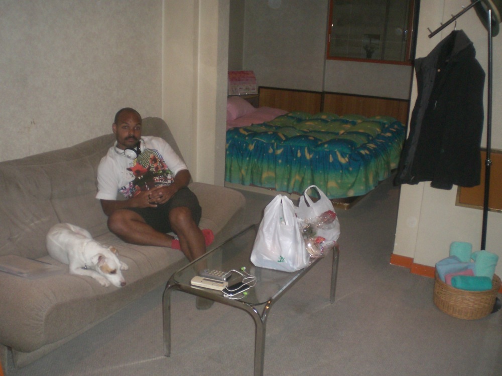 Après avoir refusé la proposition d'hébergement de cet homme, nous nous retrouvons finalement dans un love hotel. La chambre est énorme et nous avons droit à un pti dej au lit le lendemain!