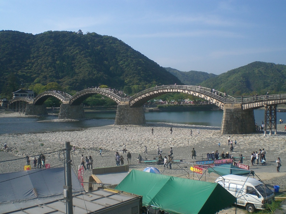 Le Kintai-Kyo: pont à 5 arches construit en 1673: il faut payer pour le traverser. Il n'est accessible qu'aux piétons car il est... en escaliers