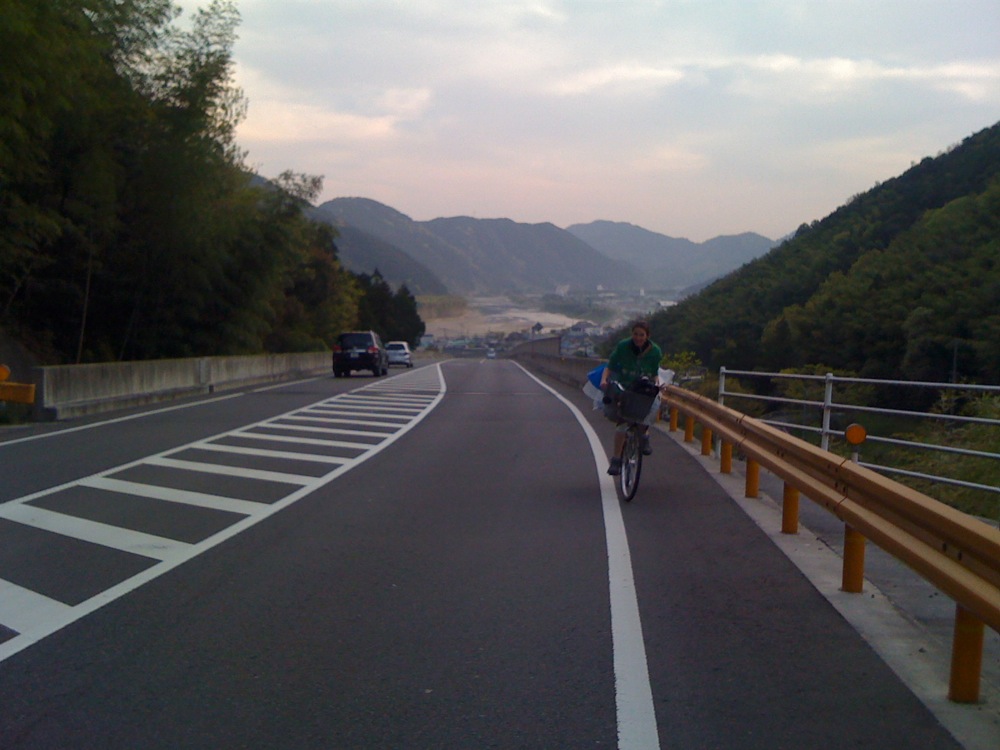 On ne le voit peut-être pas bien mais ça monte! Côte à 8%... dur dur mais je monte quand même! Et puis ça laisse le temps à François de prendre la photo!