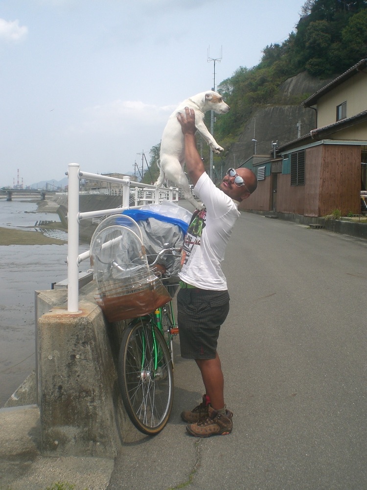 C'est l'heure pour Carlo d'aller faire trempette dans la canal qui se trouve au pied de notre montagne
