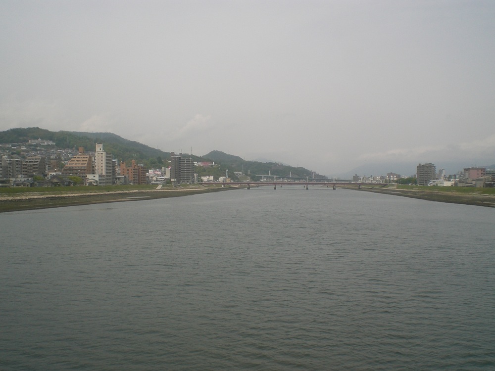 Arrivée à Hiroshima, ville située sur le delta de la rivière Otagawa