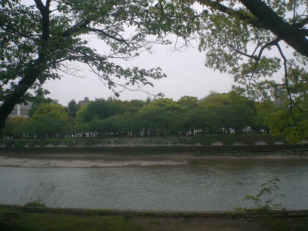 Face à nous, le parc du mémorial de la paix parsemé de monuments commémoratifs de la bombe nucléaire qui a explosé ici le 6 août 1945 à 8h15