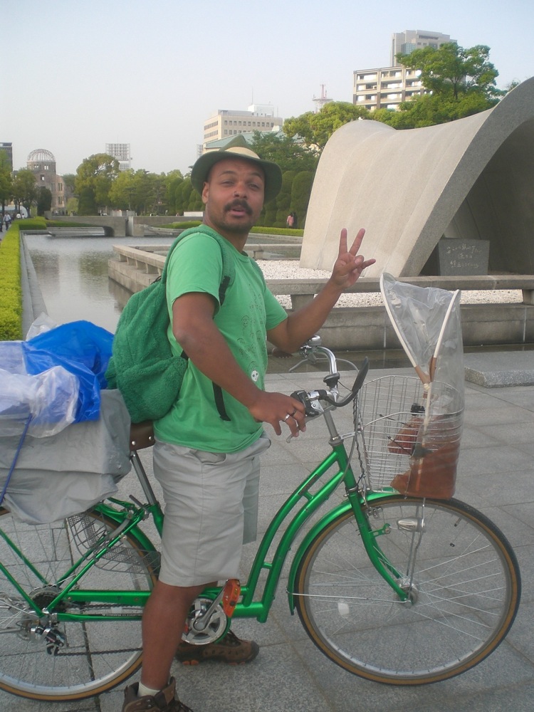 Le cénotaphe contenant les noms de toutes les victimes identifiées de la bombe A