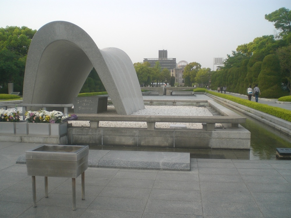 Repérez dans l'alignement: le cénotaphe puis la flamme de la paix (qui ne s'éteindra que le jour où les armes nucléaires seront éradiquées de la Terre) et enfin le Dôme de la bombe A tout au fond