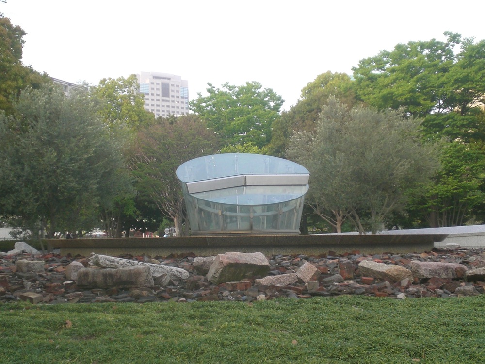 Ce monument symbolise une montre arrêtée à 8h15, heure de l'explosion de la bombe A au dessus d'Hiroshima le 6 août 1945