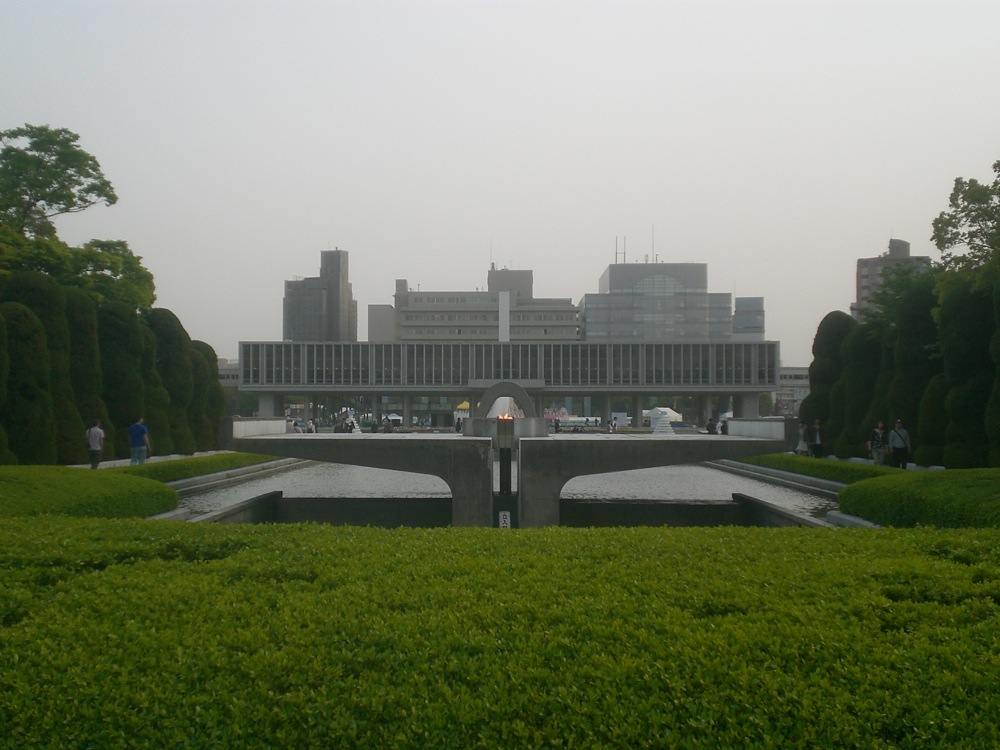 Vue de la flamme de la paix (qui ne s'éteindra que le jour où les armes nucléaires seront éradiquées de la Terre) (je la surnomme flamme éternelle...) et dans le fond le musée du mémorial