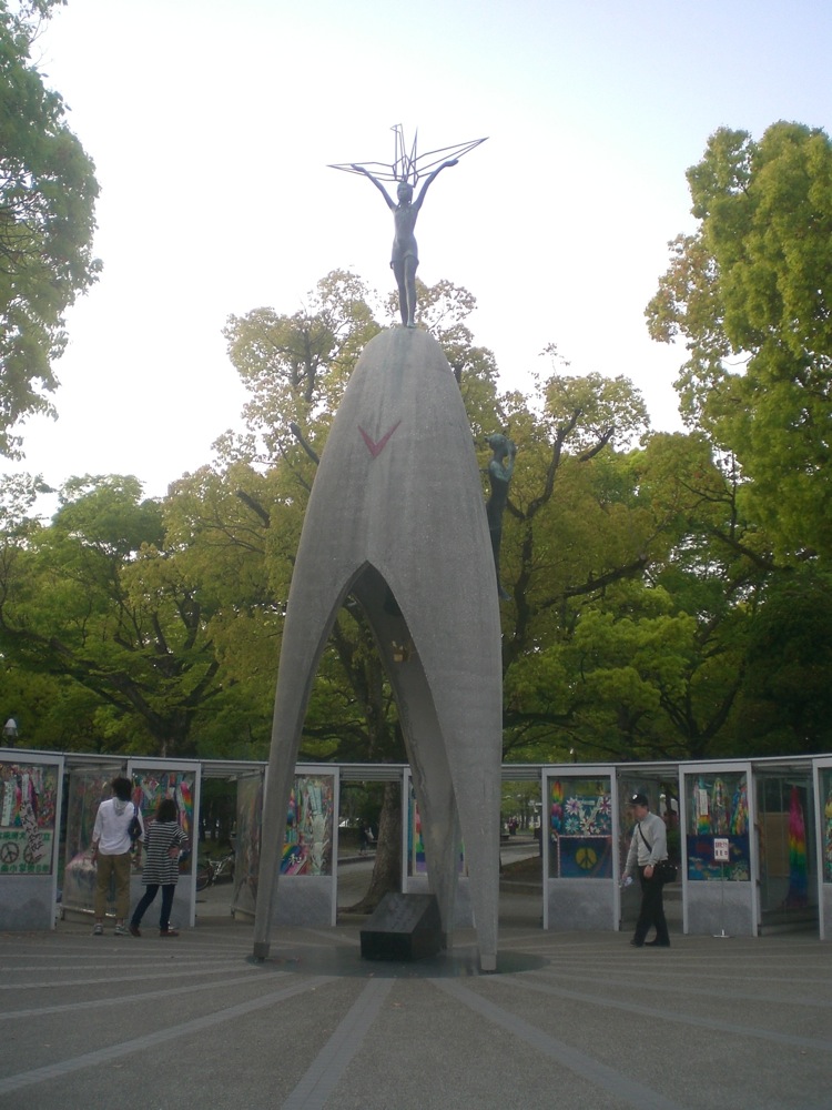 Le monument des enfants pour la paix, inspiré de la petite Sadako Sasaki, morte d'une leucémie quelques années après la bombe A: il est entouré de grues de papiers qui viennent du monde entier (pour en savoir plus sur son histoire, lisez notre paragraphe sur Hiroshima)