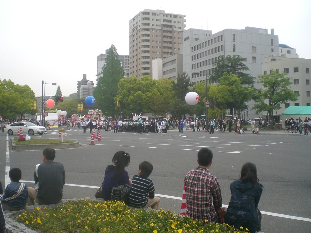 Le jour de notre départ, la fête des fleurs commence. L'artère principale est barrée pour laisser passer le défilé. 
