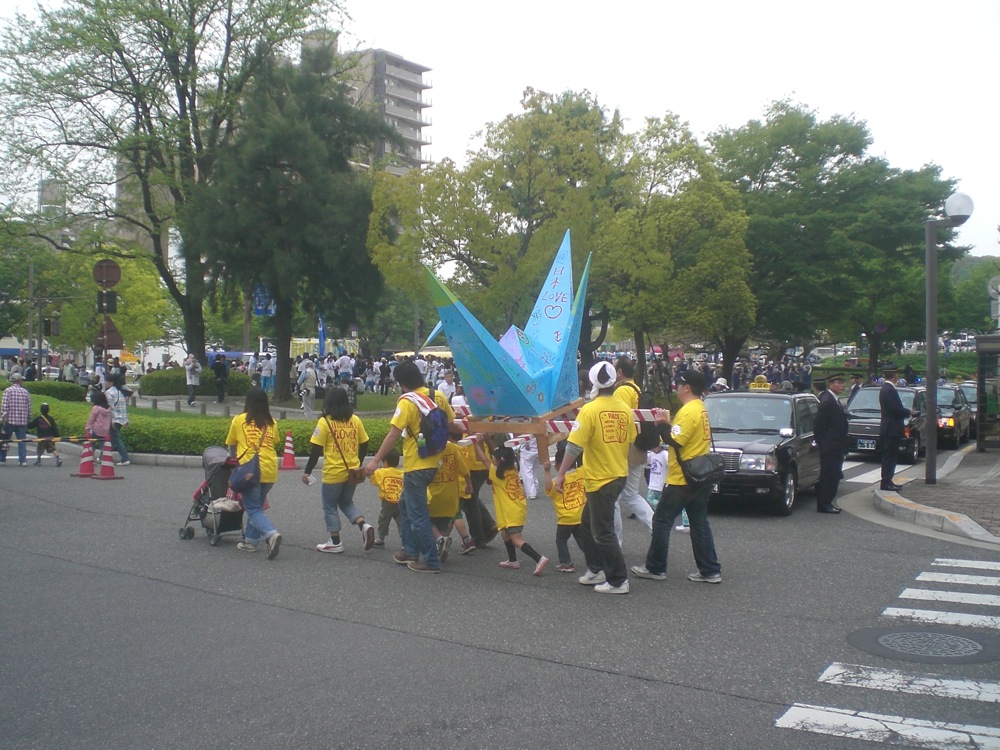 Défilé de grues de papier géantes...
