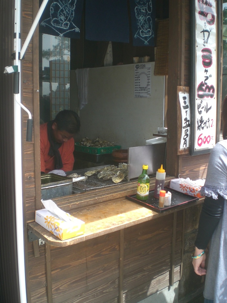 Une des spécialités du coin: les huîtres (de taille étonnante) cuitent au barbecue... dans leur coquille!