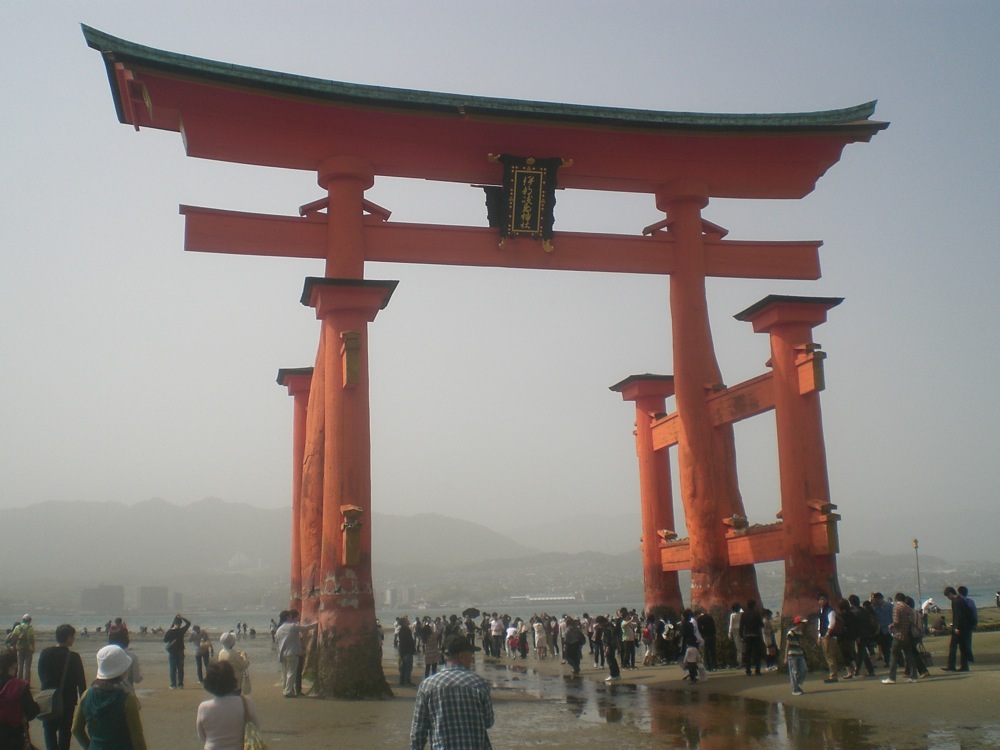 La porte est donc entourée de boue... et de touristes!