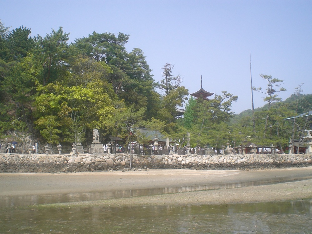 Au loin, cachée dans la verdure, la pagode