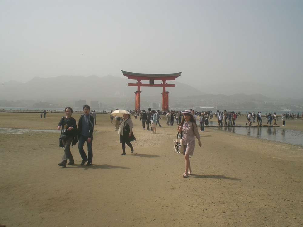 Admirez la porte encore une fois... et jetez un oeil à cette jolie demoiselle, toute de rose vêtue, qui avance vers nous (la classe japonaise!)