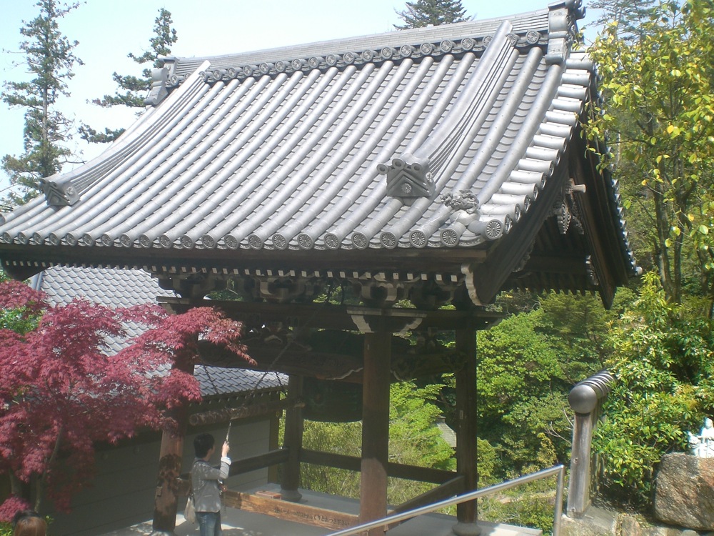 Une jolie cloche à l'entrée d'un temple sur notre route