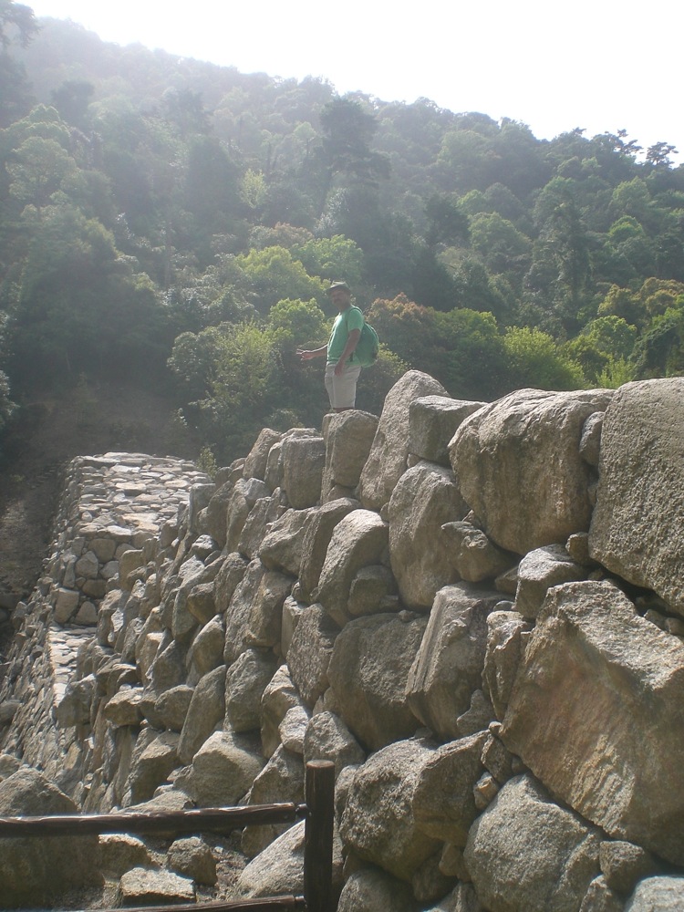 François au dessus d'un garde-fou (preuve que ça ne remplit pas sa fonction comme ça devrait)