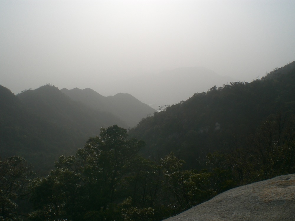 Après 1h15 de marche, la vue au sommet est très brouillée... dommage!