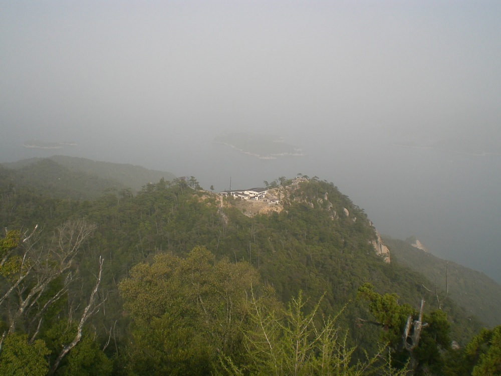 A 529m d'altitude, on devine quelques îles aux alentours