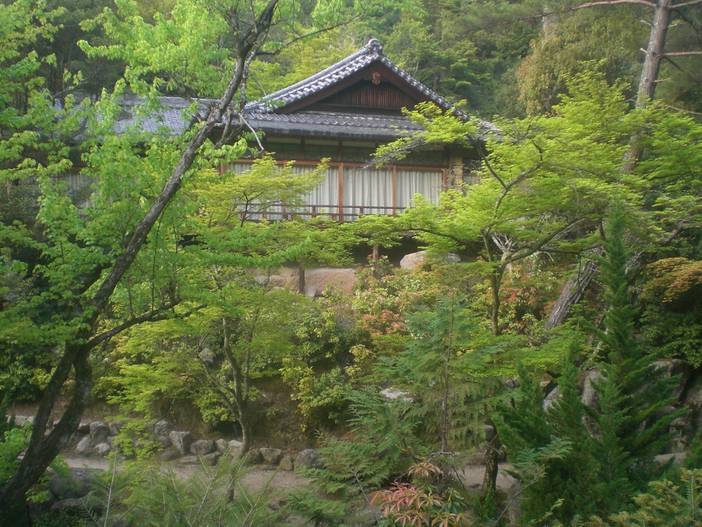 Un ryokan (auberge traditionnelle) au milieu de la forêt