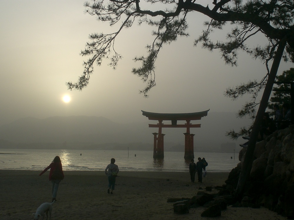 Coucher de soleil sur la porte du temple Itsukushima
