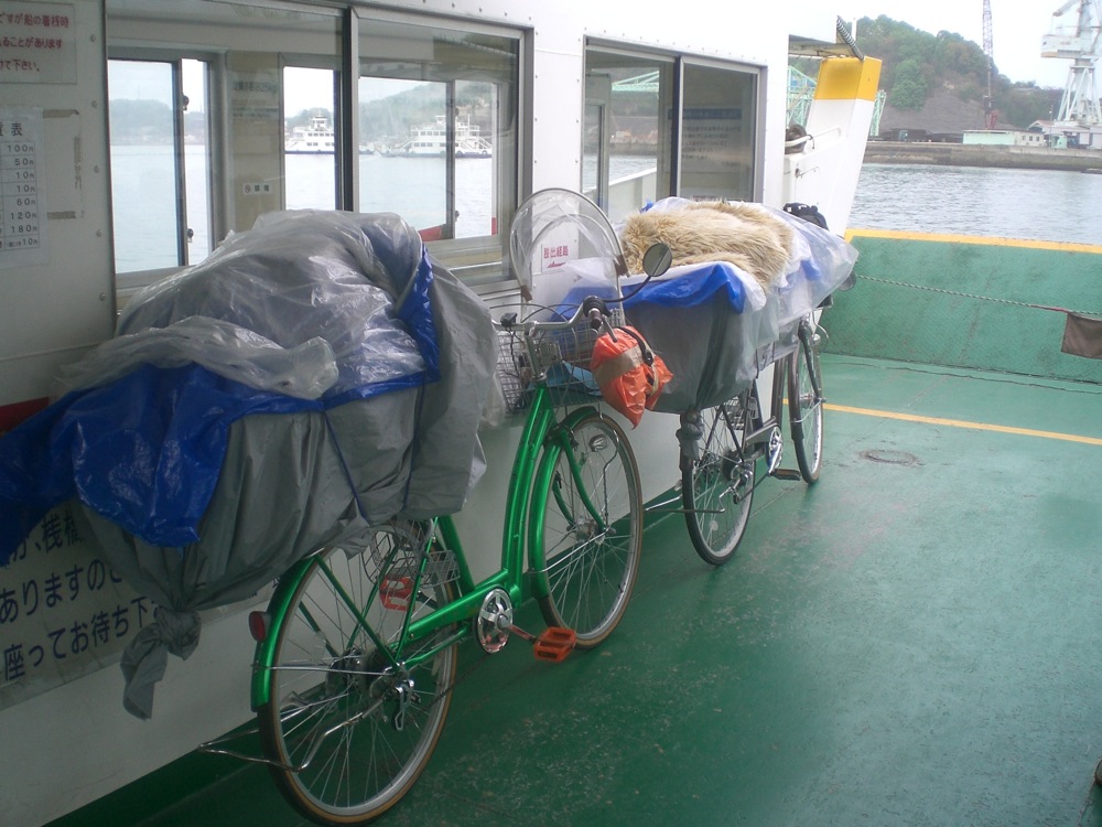 Au lieu de passer par le 1er pont (soi-daisant trop étroit et donc dangereux pour les cyclistes), on nous conseille de prendre... le ferry!