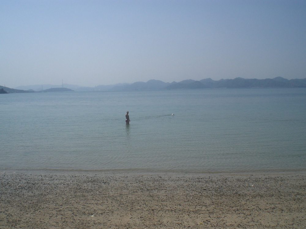 Après-midi plage! Il n'y a que nous pour oser se mettre en maillot et pire encore, pour se jeter à l'eau. L'eau est tellement froide que je me sens presque 'saisie' (spéciale dédicace à notre bourguignol préféré) mais François y va carrément, avec Carlo bien entendu!