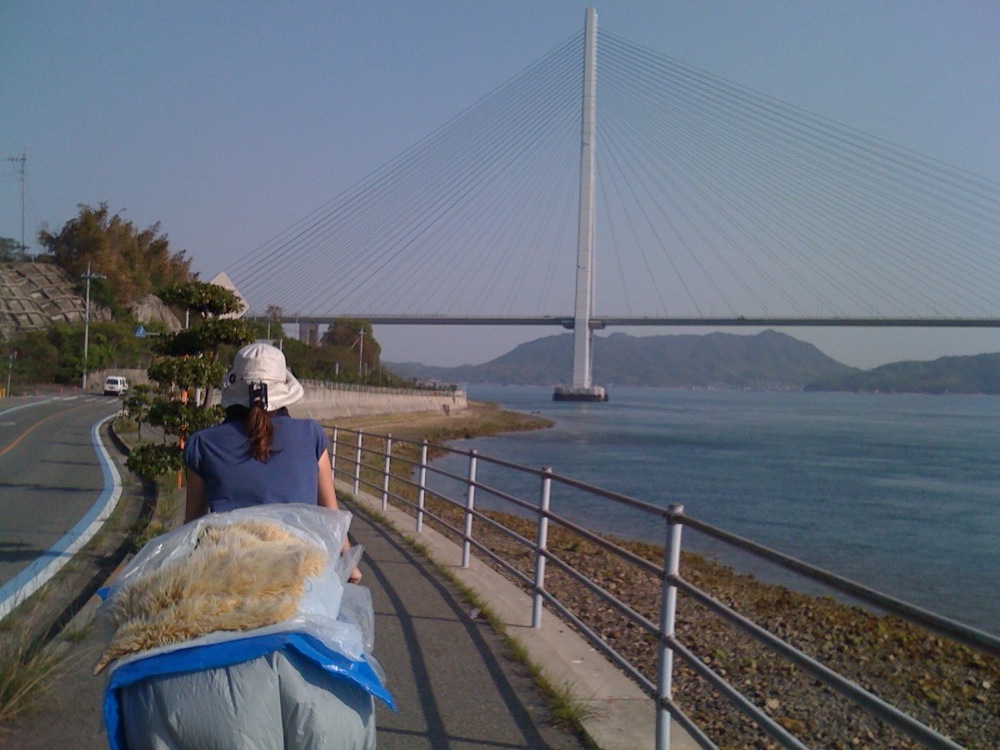 Prochaine étape: ce pont derrière