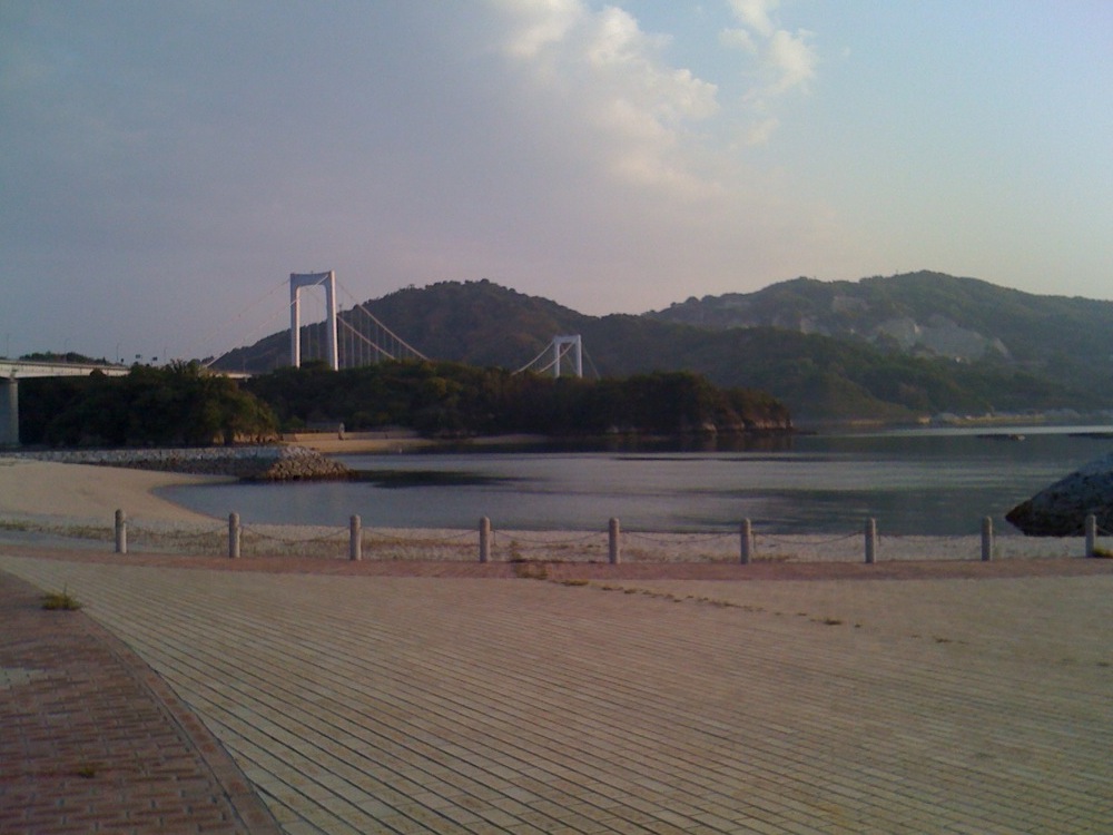 Voici le dernier pont de la journée: nous allons camper sur l'île (inhabitée) qui est au milieu du pont. On n'y descend qu'à pied ou à vélo. 