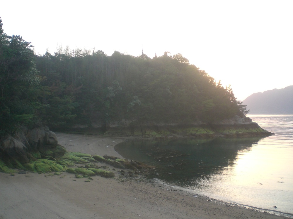 La mer est basse et laisse apparaître une petite plage en contre-bas