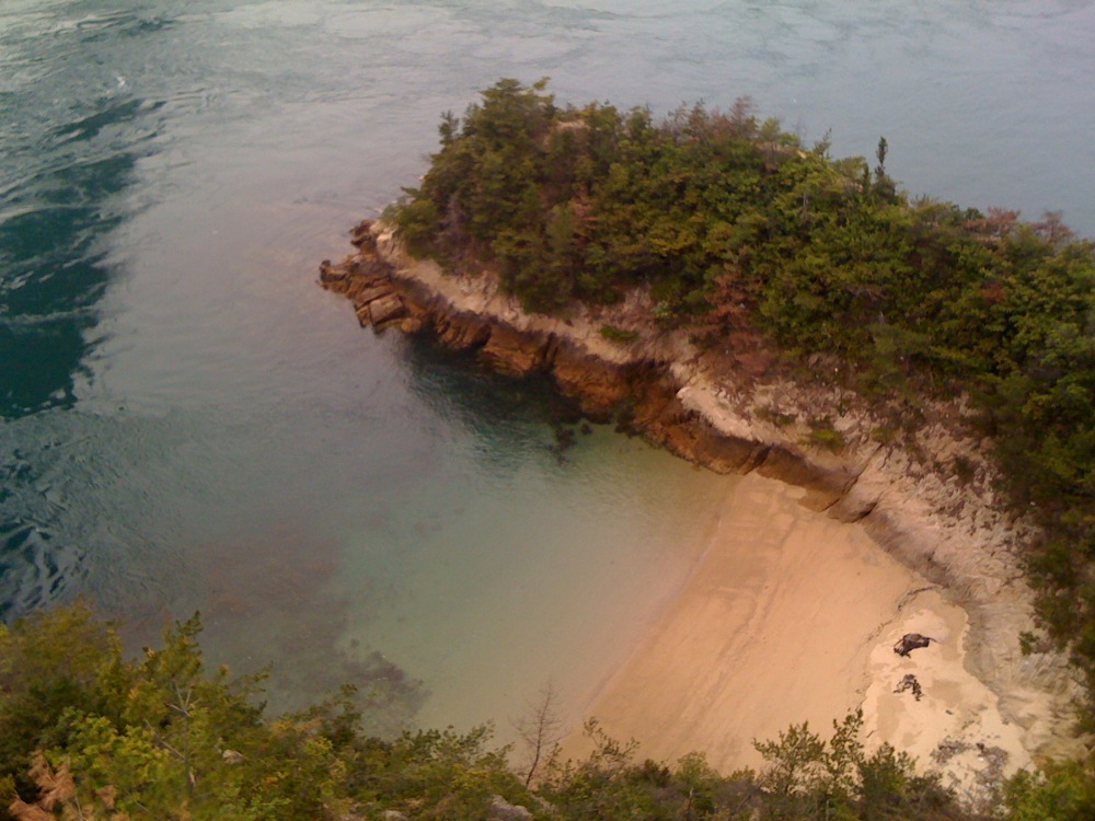 Jolie plage en contre-bas