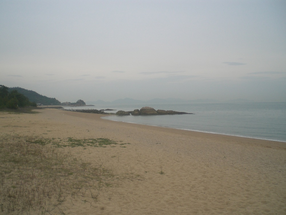Très longue plage de sable au bord de laquelle nous allons établir notre camp pour la nuit