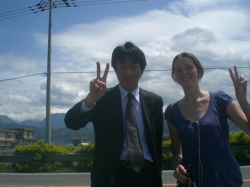 Avec Jazzybird, rencontré sur la route: il tient absolument à me prendre en photo et me donner de la monnaie pour que je m'achète quelque chose à boire! Il faut dire qu'il fait très chaud et que mes jours sont écarlates! Je dois faire pitié à voir... ;-)