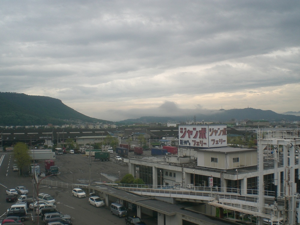 Port des ferrys à Takamatsu: temps couvert, il pleut depuis la veille. Au fond des nuages cachent les montagnes