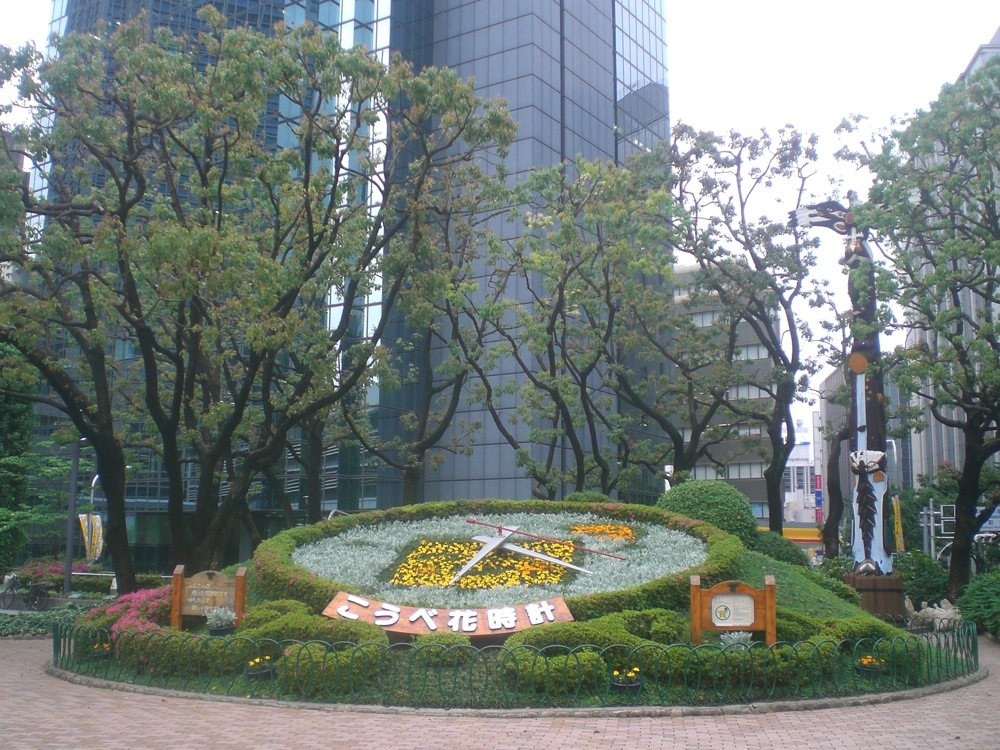 Une horloge fleurie au centre ville