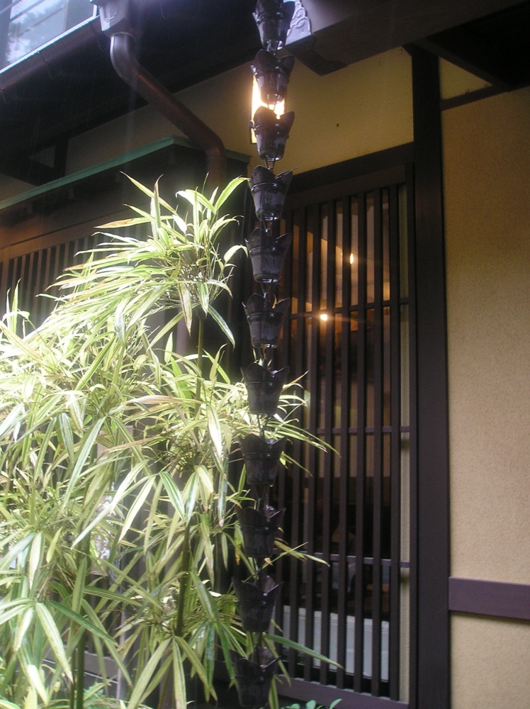 Une gouttière japonaise: l'eau ruisselle le long de cette chaîne pour atterrir dans le meilleur des cas dans un égout mais plus souvent sur le parvis de la maison... (bien étudié et pourtant c'est peut-être pas encore assez...!)