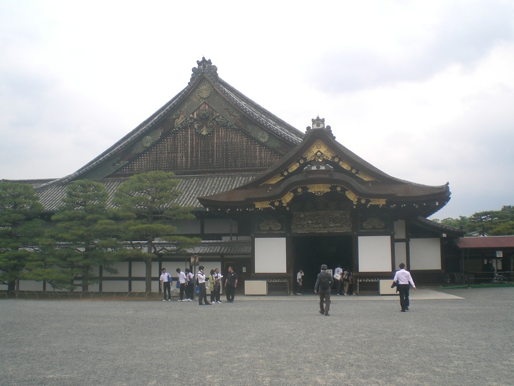 Entrée du château Nijo, en plein centre de Kyoto, qui servait à protéger la résidence de l'empereur un peu plus au nord