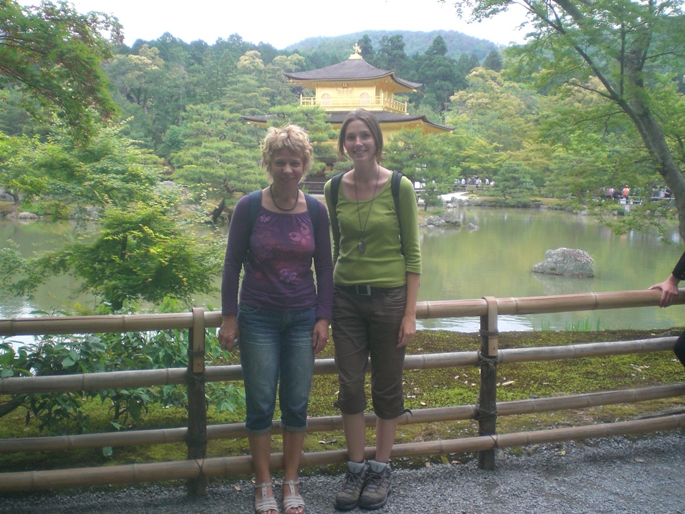 On fait la queue pour approcher de la barrière et pouvoir se prendre en photo devant le pavillon d'Or. cette fois c'est une enseignante de Shizuoka qui prend la photo pour nous