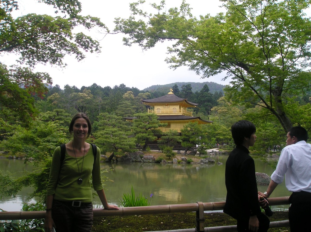 Sandrine devant le Pavillon d'Or