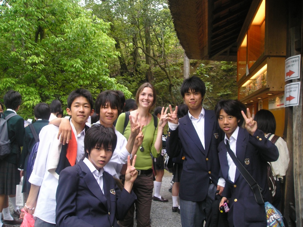Pendant la visite, ces jeunes garçons nous demandent de prendre des photos ensemble. Ils tentent de nous parler avec quelques mots d'anglais. Le grand, à ma gauche, est le plus bavard (et le moins malin?!)