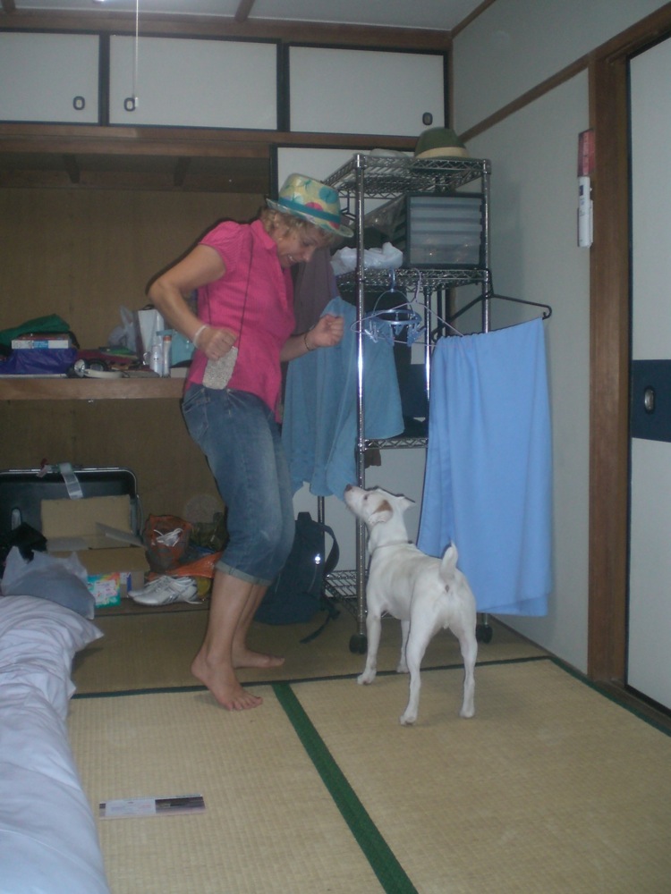 Petite danse de la pochette de téléphone portable et du chapeau coloré. Ne me demandez pas en quoi ça consiste, posez directement la question à Matyse!