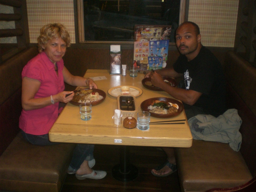 Repas à base de riz, de hamburger et de légumes bizarres servis dans de larges assiettes en bois