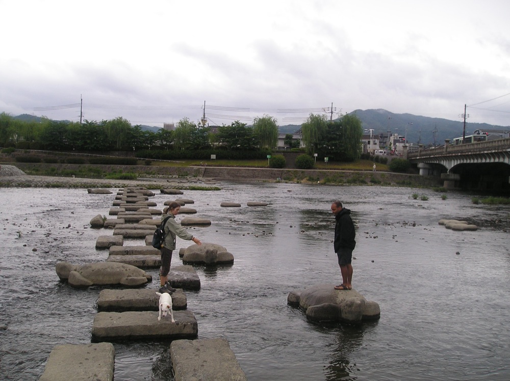 François doit sauter mais c'est moins facile dans ce sens-là (sans élan) alors je lui donne des conseils (enleve tes tongs, marche dans l'eau au lieu de te faire mal en sautant). Résultat: il saute... avec succès!