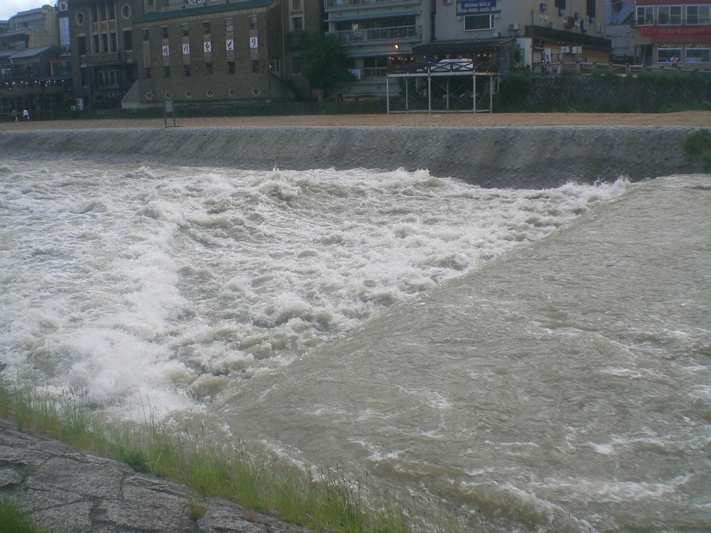 Les petites chutes d'eau sont de grosses cascades aujourd'hui, tres bruyantes en plus du reste!