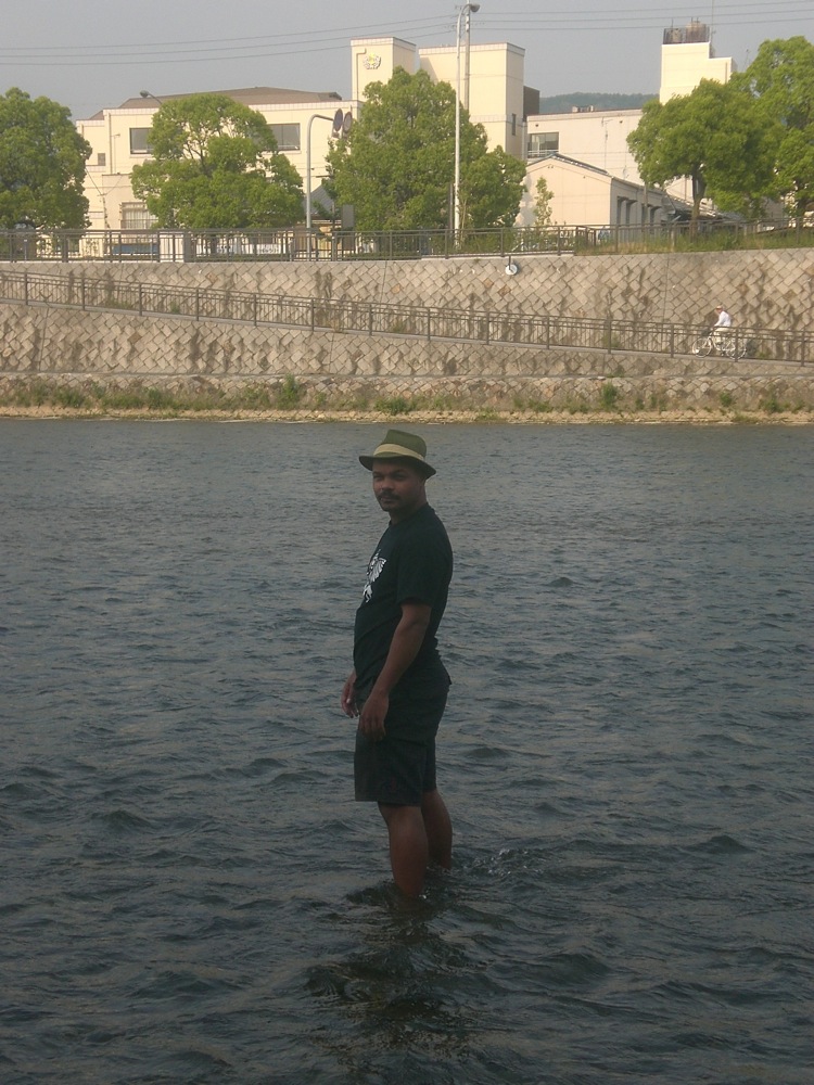 On est tellement bien les pieds dans l'eau!